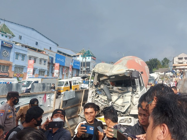 Turunan Rapak Makan Korban Lagi Rem Truk Molen Blong Sopir Terjepit