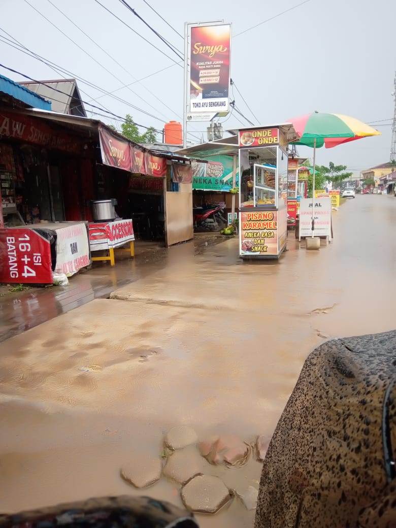 Masih Terlihat Kumuh Dan Menyalahi Aturan, Pasar Tumpah Di Sangatta ...