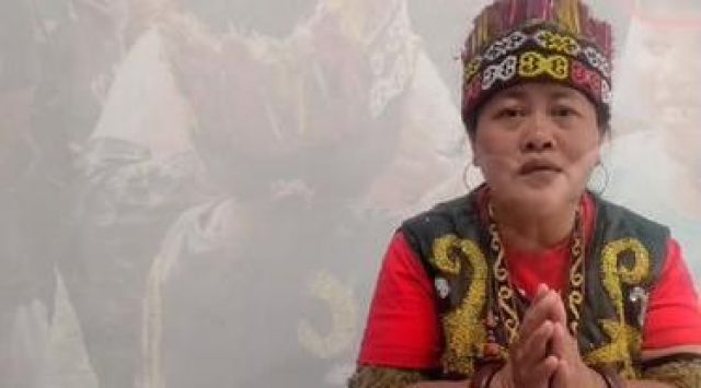 Biografi Profil Biodata Ibu Ida Dayak Ahli Pengobatan Alternatif Tradisional Kalimantan instagram ig Wikipedia Indonesia